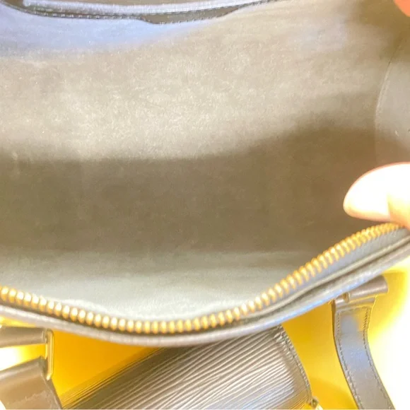 VINTAGE LOUIS VUITTON EPI LEATHER SOUFFLOT SATCHEL - Picture 5 of 8